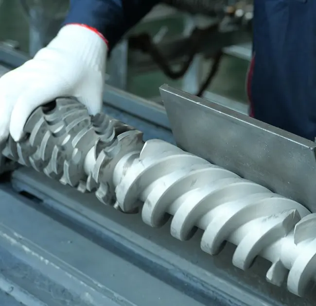 Af hverju birtast svartar línur ítrekað í extrudernum? Þessi grein kennir þér hvernig á að ákvarða fljótt hvort það stafar af vandamálum með tunnu eða skrúfu.